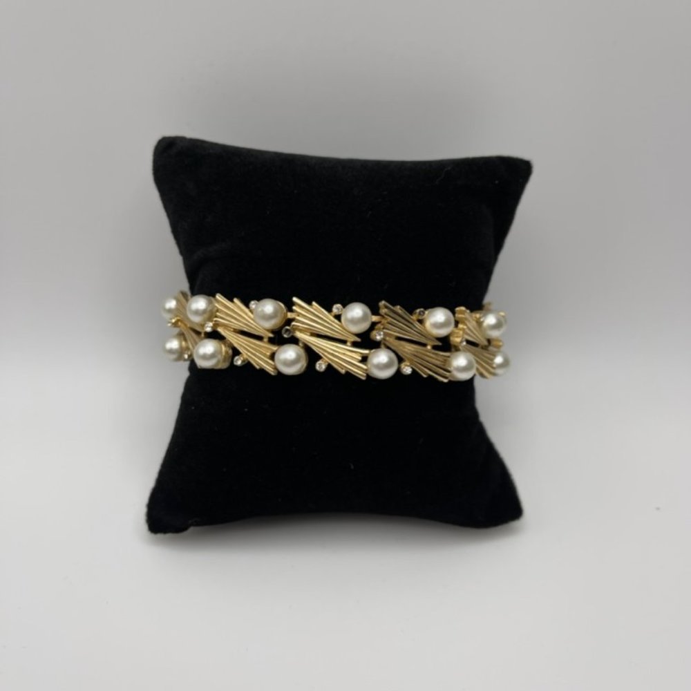 Vintage Trifari Pearl Goldtone Bracelet